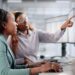 Brasil registra recorde histórico de jovens aprendizes, com quase 700 mil contratos ativos e crescimento de 33% no programa de aprendizagem profissional.
