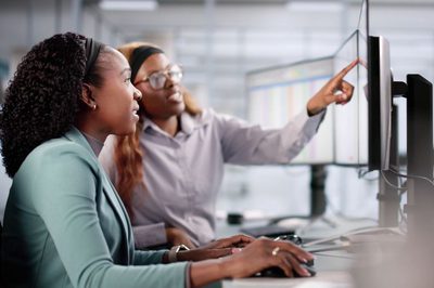 Brasil registra recorde histórico de jovens aprendizes, com quase 700 mil contratos ativos e crescimento de 33% no programa de aprendizagem profissional.