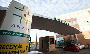 Anvisa publica edital internacional para identificar fornecedores de fomepizol, usado no tratamento de intoxicação por metanol. Agência adota medidas emergenciais, intensifica fiscalização e amplia suporte laboratorial.