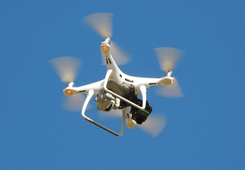 Curso do Ministério da Agricultura já formou 850 pessoas no uso de drones para fiscalização agropecuária. Iniciativa reconhecida pelo Prêmio Ceres amplia tecnologia, precisão e transparência nas ações do setor.