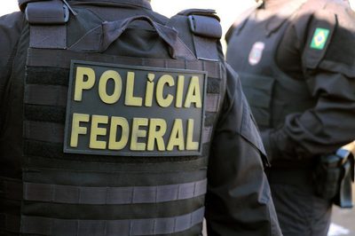 Polícia Federal frustra esquema que utilizava escolta armada de empresa de segurança privada para transportar contrabando no Paraná; mandados cumpridos em Cascavel e Francisco Beltrão.