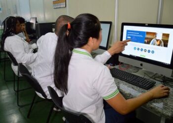 O MEC lançou consulta pública para construir diretrizes sobre o uso ético e responsável da inteligência artificial na educação. Contribuições podem ser enviadas até 29 de outubro.