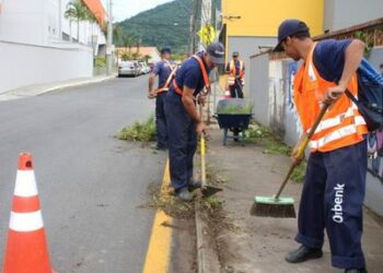 Censo 2022 do IBGE revela que 35% dos trabalhadores brasileiros recebem até um salário mínimo, homens ganham mais que mulheres e há desigualdade de renda por raça e município.