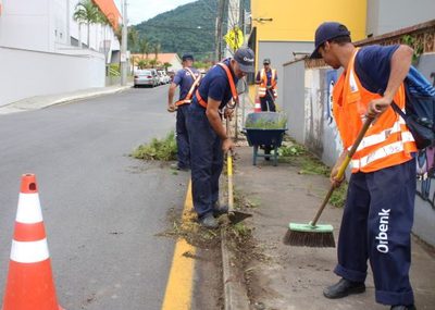 Censo 2022 do IBGE revela que 35% dos trabalhadores brasileiros recebem até um salário mínimo, homens ganham mais que mulheres e há desigualdade de renda por raça e município.
