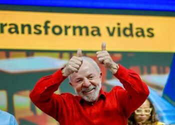 Presidente Lula anuncia investimento de R$ 108 milhões em cursinhos populares, com apoio técnico e financeiro para até 500 unidades em todo o país.