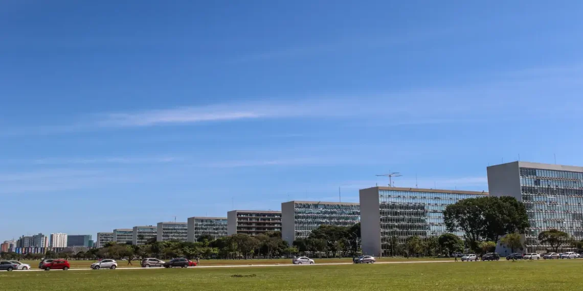 TCU suspende exigência de déficit zero em 2025 e autoriza governo a trabalhar com déficit de até R$ 31 bilhões. Decisão do ministro Benjamin Zymler alivia pressão sobre as contas públicas.