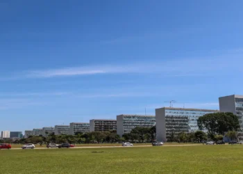 TCU suspende exigência de déficit zero em 2025 e autoriza governo a trabalhar com déficit de até R$ 31 bilhões. Decisão do ministro Benjamin Zymler alivia pressão sobre as contas públicas.