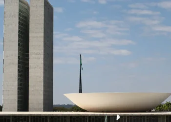 Senado aprova PL que garante portabilidade automática de salários, débito entre instituições financeiras e criação de crédito com juros mais baixos. Texto vai à sanção de Lula.