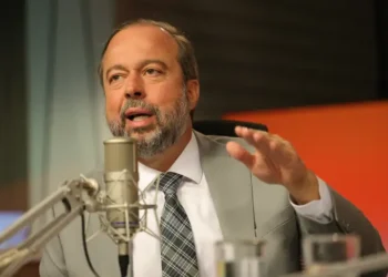 Ministro Alexandre Silveira afirma que o Brasil tem segurança energética e descarta a volta do horário de verão em 2025, destacando investimentos em baterias e energias renováveis.