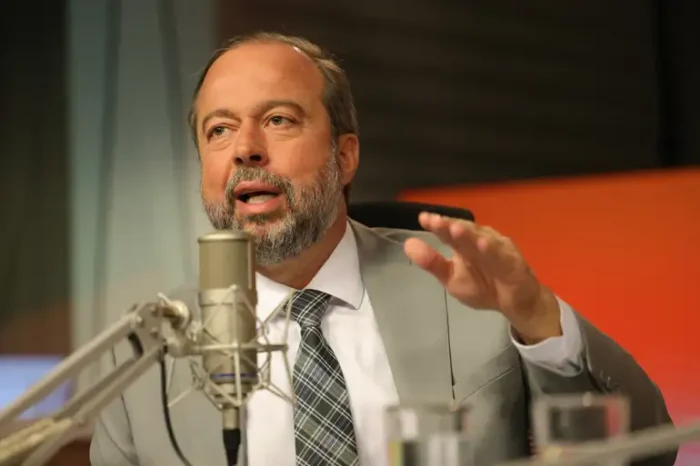 Ministro Alexandre Silveira afirma que o Brasil tem segurança energética e descarta a volta do horário de verão em 2025, destacando investimentos em baterias e energias renováveis.