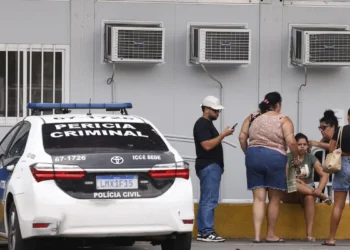 IML do Rio identifica 100 dos 121 mortos na Operação Contenção; laudos sairão em até 15 dias. Deputados cobram divulgação dos nomes e denunciam impedimento de reconhecimento pelos familiares.