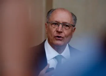 Brasil e Índia firmam acordo para fornecimento de 6 milhões de barris de petróleo pela Petrobras e avançam em negociações para ampliar o comércio bilateral e reduzir tarifas.