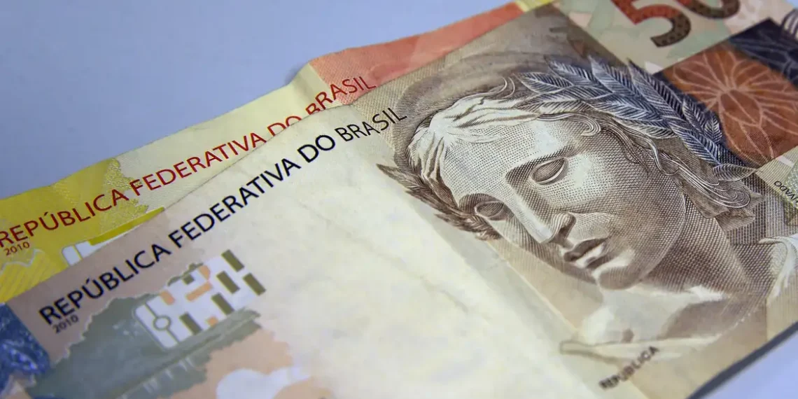 A Câmara dos Deputados aprovou projeto que amplia a faixa de isenção do Imposto de Renda para salários de até R$ 5 mil e reduz a cobrança para até R$ 7.350. Especialistas destacam impacto positivo no consumo, na renda das famílias e na economia.