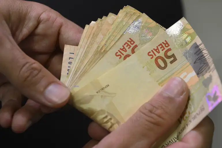 Mais de 1,6 milhão de trabalhadores recebem a partir desta quarta (15) lote extra de R$ 1,5 bi do PIS/Pasep; valores vão até R$ 1.518.