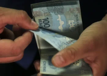 Caixa encerra o pagamento de outubro do Bolsa Família para beneficiários com NIS final 0. Programa alcança 18,9 milhões de famílias e tem valor médio de R$ 683,42.