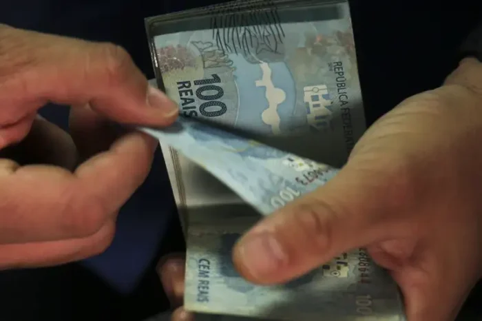 Caixa encerra o pagamento de outubro do Bolsa Família para beneficiários com NIS final 0. Programa alcança 18,9 milhões de famílias e tem valor médio de R$ 683,42.