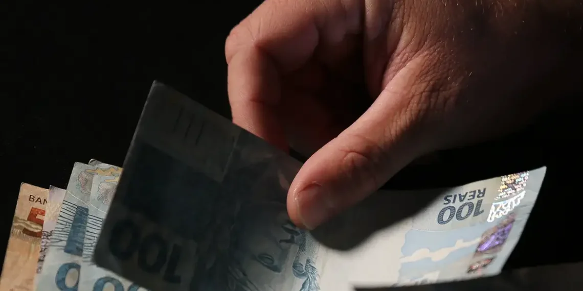 Mais de 177 mil famílias estão sendo notificadas para devolver valores do Auxílio Emergencial pagos indevidamente. Ressarcimento soma R$ 478 milhões e deve ser feito pelo sistema Vejae.