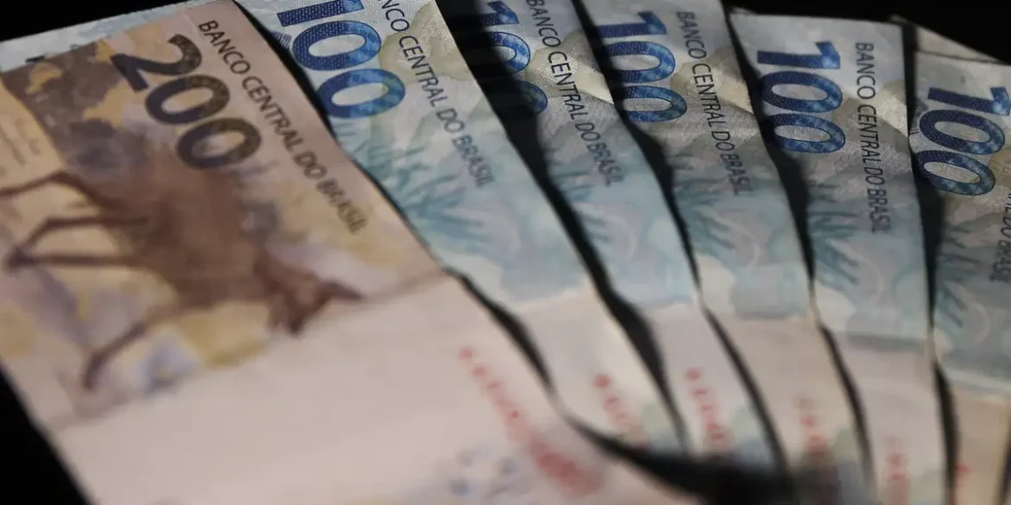 O Conselho Monetário Nacional regulamentou os financiamentos do Fundo Nacional de Investimento em Infraestrutura Social (FIIS), com juros de até 7% ao ano e prazos de 20 anos. O fundo destinará R$ 10 bilhões em 2025 para projetos de saúde, educação e segurança pública.