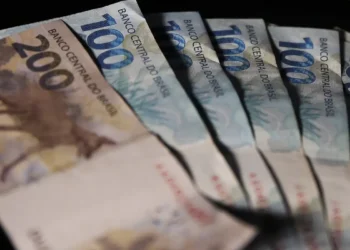 O Conselho Monetário Nacional regulamentou os financiamentos do Fundo Nacional de Investimento em Infraestrutura Social (FIIS), com juros de até 7% ao ano e prazos de 20 anos. O fundo destinará R$ 10 bilhões em 2025 para projetos de saúde, educação e segurança pública.
