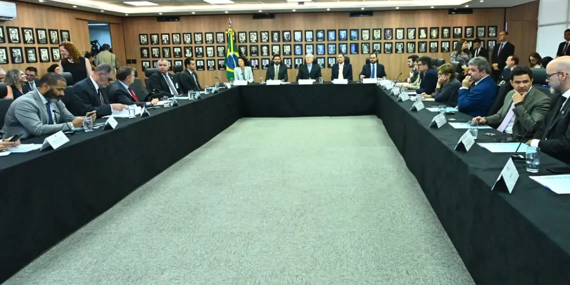 Governo cria comitê para enfrentar a crise das bebidas contaminadas por metanol, com ações de repressão à adulteração e proteção ao setor de bebidas.
