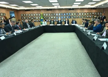 Governo cria comitê para enfrentar a crise das bebidas contaminadas por metanol, com ações de repressão à adulteração e proteção ao setor de bebidas.