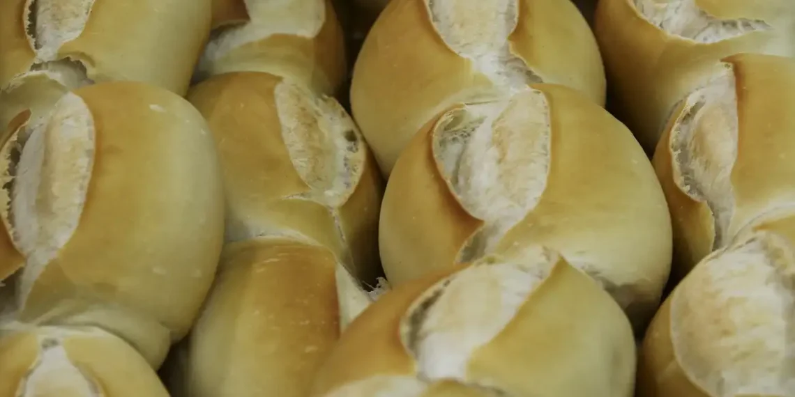 Estudo do Procon-SP aponta variação de até 540% no preço de produtos de padaria em São Paulo. Pão brioche, café coado e pão de queijo estão entre os itens com maior diferença de valor.