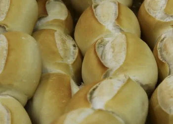 Estudo do Procon-SP aponta variação de até 540% no preço de produtos de padaria em São Paulo. Pão brioche, café coado e pão de queijo estão entre os itens com maior diferença de valor.