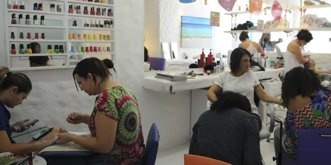 A Anvisa proibiu o uso das substâncias TPO e DMPT em produtos para unhas e esmaltação em gel por risco de câncer e toxicidade reprodutiva. Empresas têm 90 dias para retirar os itens do mercado.