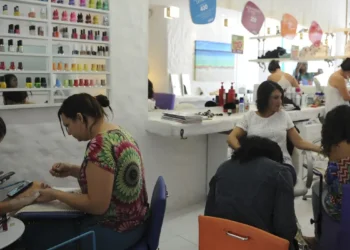 A Anvisa proibiu o uso das substâncias TPO e DMPT em produtos para unhas e esmaltação em gel por risco de câncer e toxicidade reprodutiva. Empresas têm 90 dias para retirar os itens do mercado.