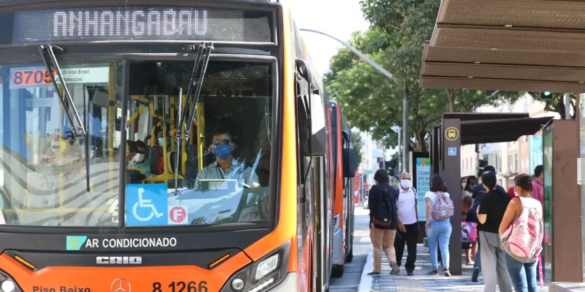Movimentos sociais e sindicatos promovem a Caravana pela Tarifa Zero em Brasília para cobrar do governo federal soluções estruturais e ampliação do transporte público gratuito.