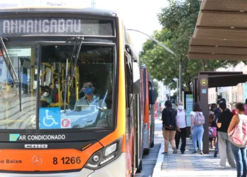 Movimentos sociais e sindicatos promovem a Caravana pela Tarifa Zero em Brasília para cobrar do governo federal soluções estruturais e ampliação do transporte público gratuito.