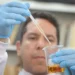 Após 30 dias do primeiro alerta de intoxicação por metanol em bebidas adulteradas, o Brasil já soma 58 casos e 15 mortes. Investigações apontam falsificação com uso de álcool combustível contaminado.