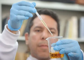 SES-RJ investiga cinco casos suspeitos de intoxicação por metanol no estado. Secretaria alerta para o risco de bebidas adulteradas e orienta sobre sintomas e atendimento médico.
