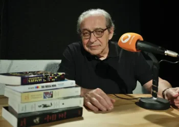 “O Ouvidor do Brasil: 99 vezes Tom Jobim”, de Ruy Castro, é eleito Livro do Ano no Prêmio Jabuti 2025. Evento premiou 23 categorias da literatura brasileira.