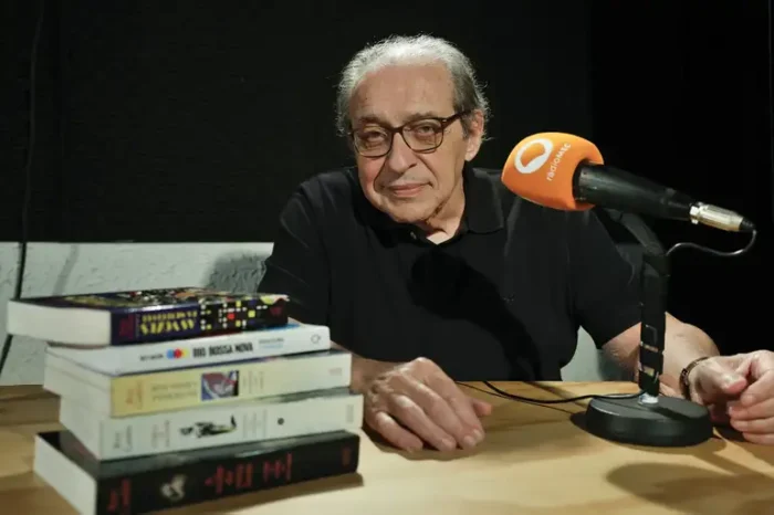 “O Ouvidor do Brasil: 99 vezes Tom Jobim”, de Ruy Castro, é eleito Livro do Ano no Prêmio Jabuti 2025. Evento premiou 23 categorias da literatura brasileira.