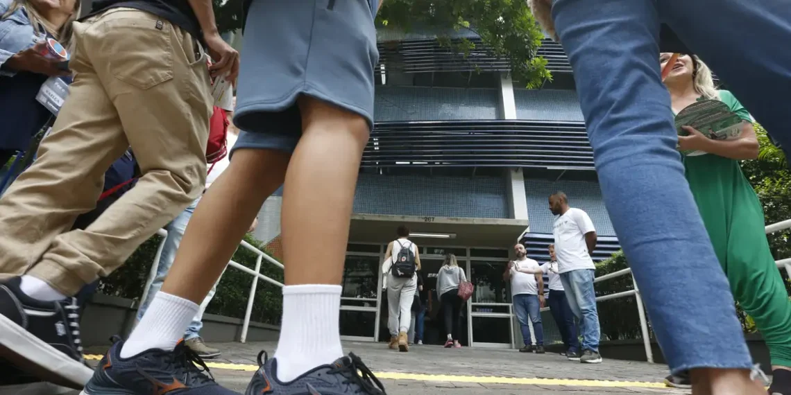 Neste domingo (5), 760 mil candidatos farão a prova da segunda edição do CNU, o “Enem dos Concursos”, com 3.652 vagas em órgãos federais. Confira horários, documentos e itens permitidos.