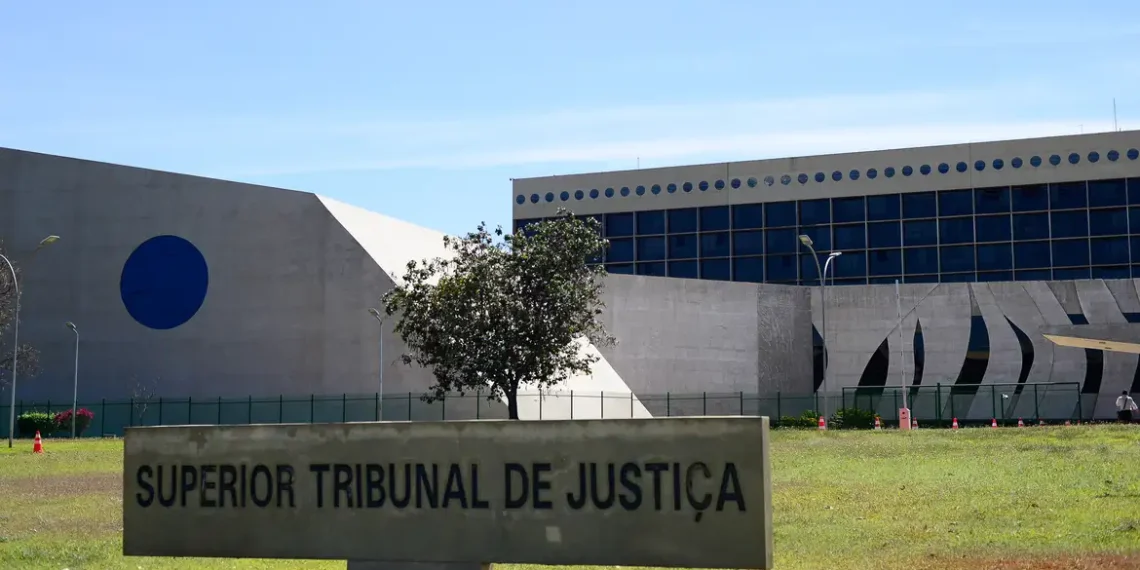 STJ autoriza rondas virtuais da polícia em redes públicas P2P para combater pornografia infantil. Decisão dispensa autorização judicial para acesso a dados de IP.