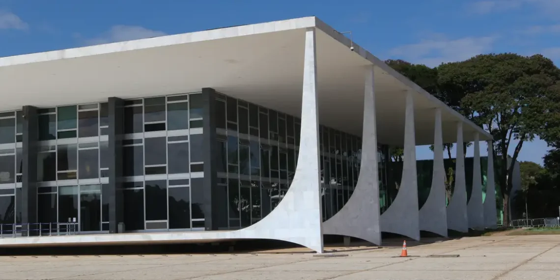 STF forma maioria para derrubar decisão que permitia a atuação de enfermeiros em abortos legais. Sete ministros votaram contra a liminar de Barroso.
