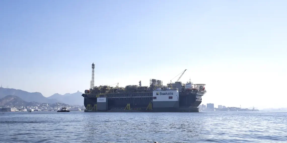 Leilão do pré-sal arrecada R$ 452 milhões com cinco blocos arrematados; Petrobras e Equinor se destacam, dois blocos serão reofertados.
