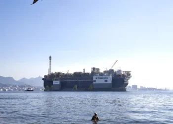 Leilão do pré-sal arrecada R$ 452 milhões com cinco blocos arrematados; Petrobras e Equinor se destacam, dois blocos serão reofertados.