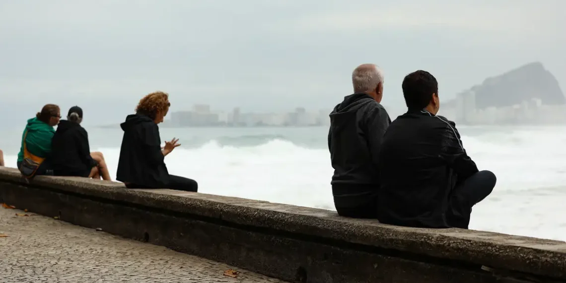 Rio de Janeiro registra 11,3°C no Alto da Boa Vista, a menor temperatura de outubro na década. Frente fria e ventos do oceano causaram a queda; previsão aponta aquecimento gradual.