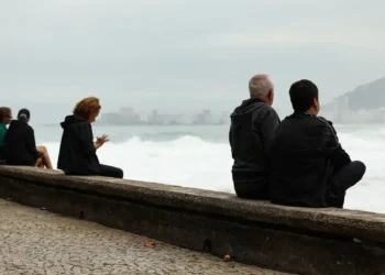 Rio de Janeiro registra 11,3°C no Alto da Boa Vista, a menor temperatura de outubro na década. Frente fria e ventos do oceano causaram a queda; previsão aponta aquecimento gradual.