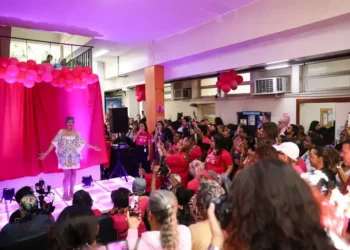 O Inca realiza festa do Outubro Rosa com desfile, cortes de cabelo, maquiagem, massagem e doação de perucas, promovendo autoestima e conscientização sobre câncer de mama.