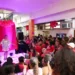 O Inca realiza festa do Outubro Rosa com desfile, cortes de cabelo, maquiagem, massagem e doação de perucas, promovendo autoestima e conscientização sobre câncer de mama.