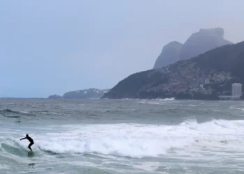 A Marinha do Brasil alerta para ressaca com ondas de até 3 metros na orla do Rio de Janeiro entre sábado (18) e segunda-feira (20). Frente fria também provoca chuva, ventos fortes e queda de temperatura.