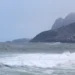 A Marinha do Brasil alerta para ressaca com ondas de até 3 metros na orla do Rio de Janeiro entre sábado (18) e segunda-feira (20). Frente fria também provoca chuva, ventos fortes e queda de temperatura.