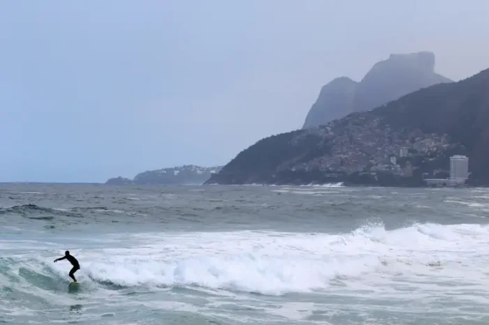 A Marinha do Brasil alerta para ressaca com ondas de até 3 metros na orla do Rio de Janeiro entre sábado (18) e segunda-feira (20). Frente fria também provoca chuva, ventos fortes e queda de temperatura.