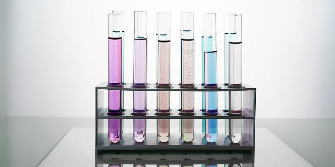 O Conselho Federal de Química alerta que testes caseiros em bebidas suspeitas de conter metanol podem causar intoxicação. Denúncias devem ser feitas em canais oficiais como Procon, vigilâncias sanitárias e Polícia Civil.