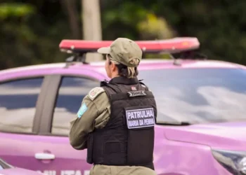 Estudo do Observatório das Favelas revela que 1 em 3 casos de violência política no Rio de Janeiro envolve ódio, afetando negros, mulheres e LGBTI+.