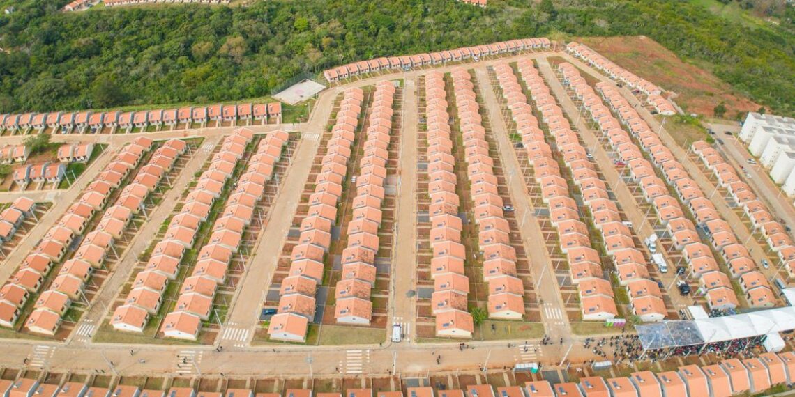 Lula entrega 2.837 casas do Minha Casa, Minha Vida em Imperatriz (MA). Investimento federal de R$ 358,6 milhões garante moradias gratuitas para famílias do Bolsa Família e BPC.